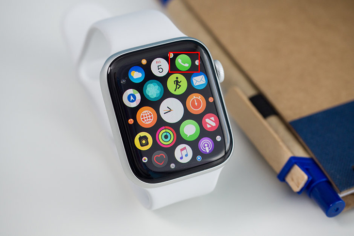 Nhấn vào biểu tượng cuộc gọi hình chiếc điện thoại màu xanh lá cây trên Apple Watch