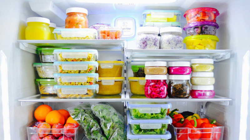 Nắp hộp thực phẩm luôn đóng kín khi bảo quản thực phẩm trong tủ lạnh