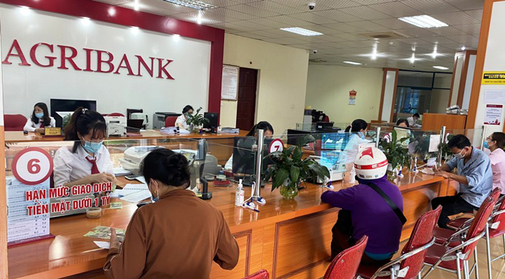 Khách hàng chuẩn bị CMND / CCCD và đến quầy giao dịch AgriBank