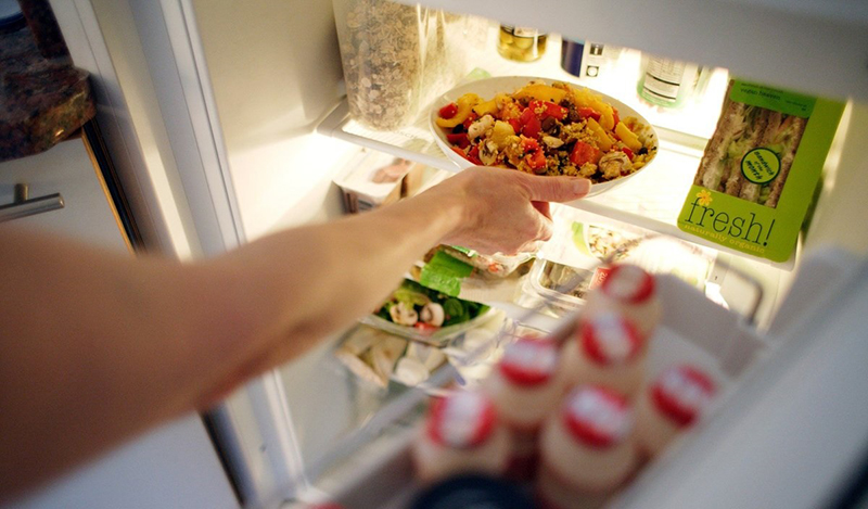 Không cho thức ăn nóng hoặc ấm vào tủ lạnh