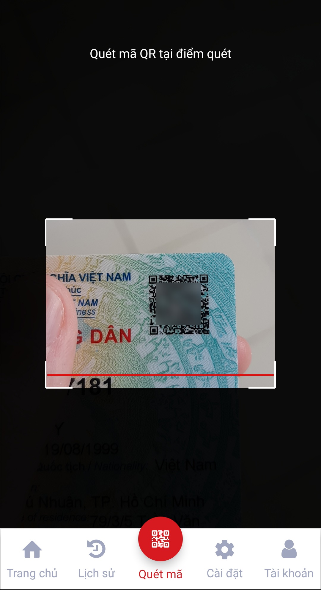 Mang mã QR trên thẻ CCCD cùng với chip của bạn vào camera điện thoại để ứng dụng có thể quét.