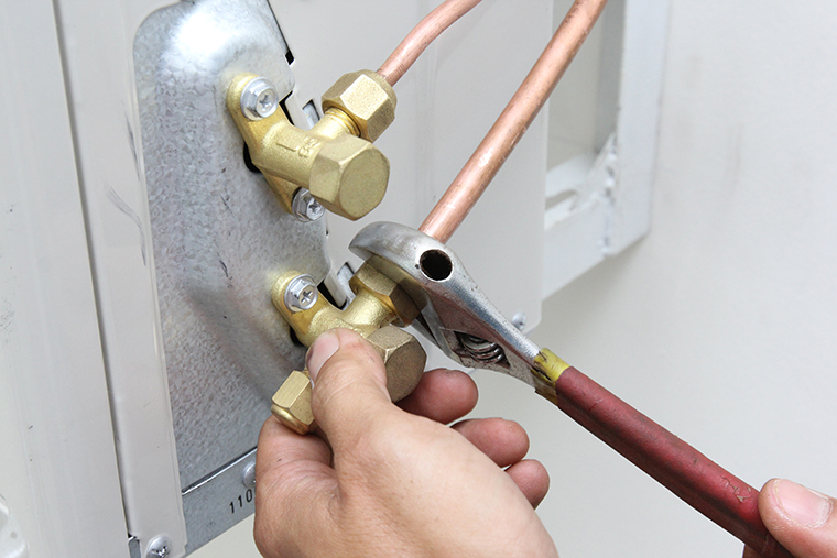 Kiểm tra hệ thống đường ống đồng của máy lạnh Electrolux để khắc phục lỗi EC