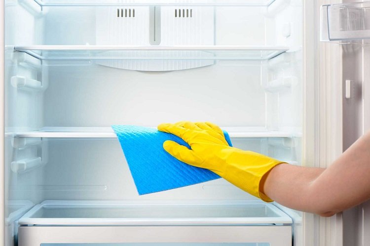 Làm sạch các ngăn và bề mặt bên trong tủ lạnh
