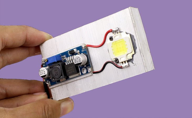Làm cách nào để tạo đèn LED hoạt động bằng pin?
