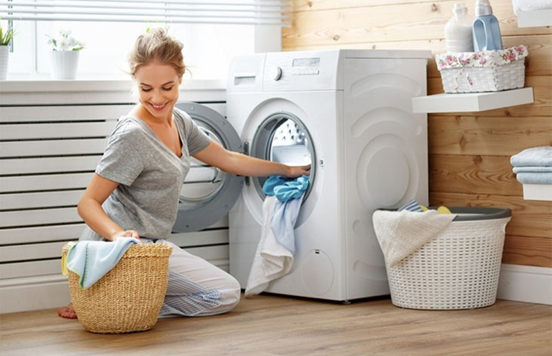 Kiểm tra và phân loại quần áo trước khi cho vào máy giặt