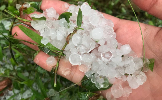 Nếu các dòng không khí là đối lưu hay nói cách khác, các dòng không khí liên tục hướng lên trên, mưa đá sẽ hình thành