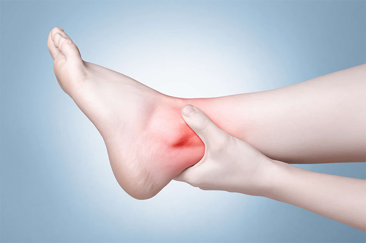 Ngâm chân nước đá giúp giảm đau cơ