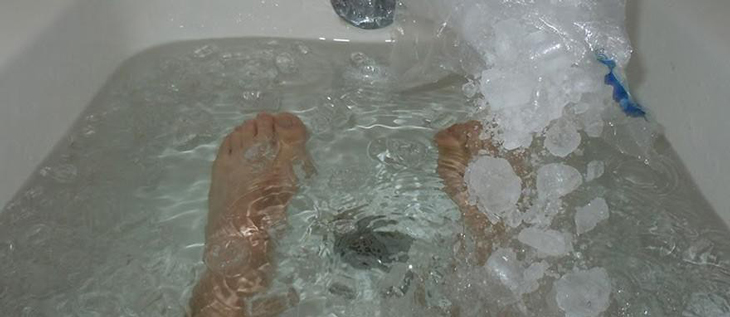 Ngâm chân nước đá giúp cải thiện sự phục hồi sau chấn thương