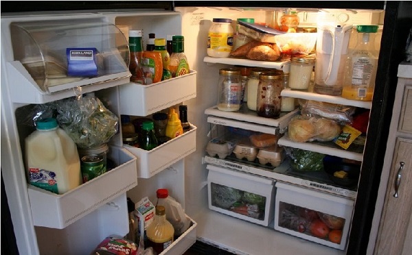 Đổ quá đầy có thể khiến ngăn nhựa của tủ lạnh bị nứt