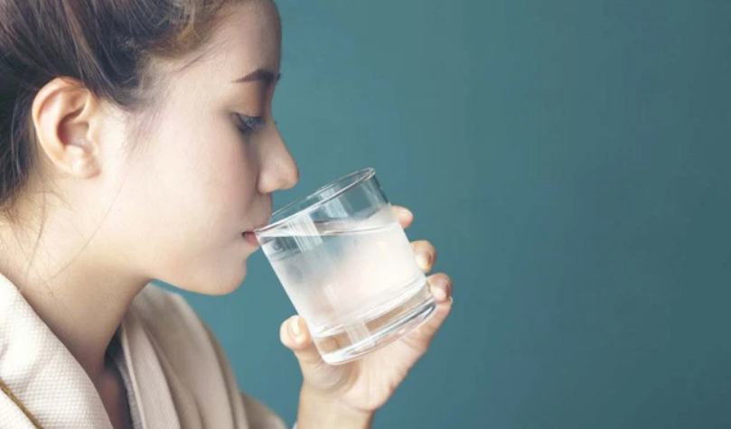 Nên thường xuyên uống nước, tăng độ ẩm trong nhà