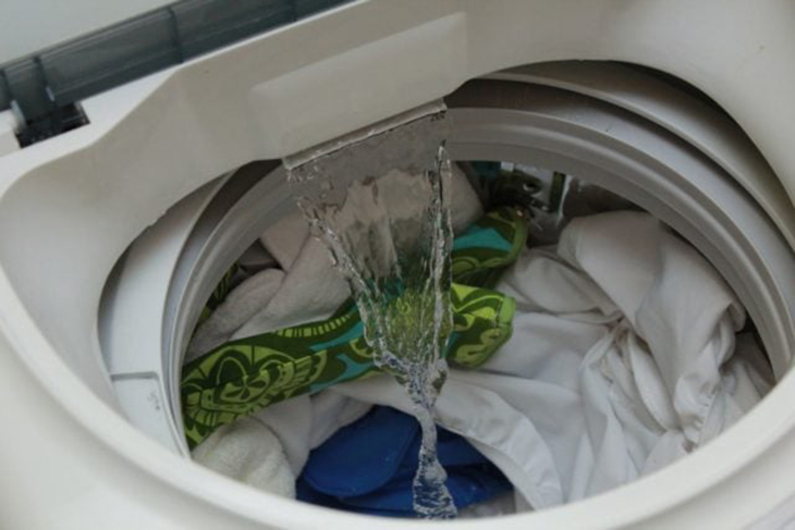 Do nguồn nước cấp vào máy giặt yếu
