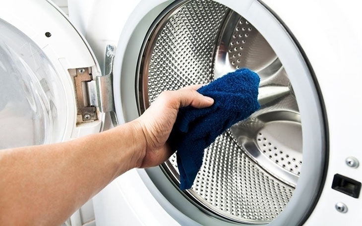 Nên vệ sinh lồng giặt thường xuyên để kéo dài tuổi thọ cho máy và bảo vệ quần áo