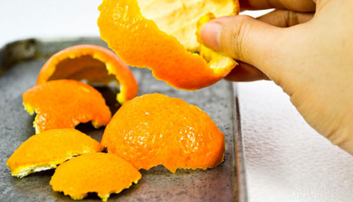 Đặt vỏ cam vào tủ lạnh để khử mùi