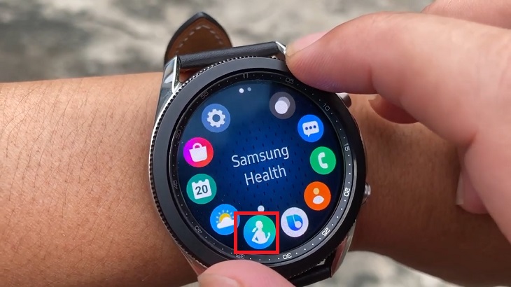 Nếu bạn đeo Samsung Watch trên cổ tay, hãy tìm và chọn Samsung Health trên giao diện chính của đồng hồ.