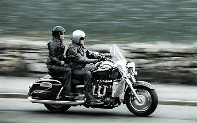 Triumph Rocket III Touring là mẫu xe được phát triển vào tháng 2/2004 nhằm chiếm thị phần xe đường trường phân khối lớn.  So với các thế hệ trước, Triumph Rocket III Touring nhận được một số thay đổi về khung thép, tay đòn và động cơ cũng đạt mô-men xoắn cao hơn ở vòng tua thấp, 209 Nm tại 2.025 vòng / phút.  /phút.  Xe được trang bị khối động cơ 2.294 cc, làm mát bằng dung dịch. 