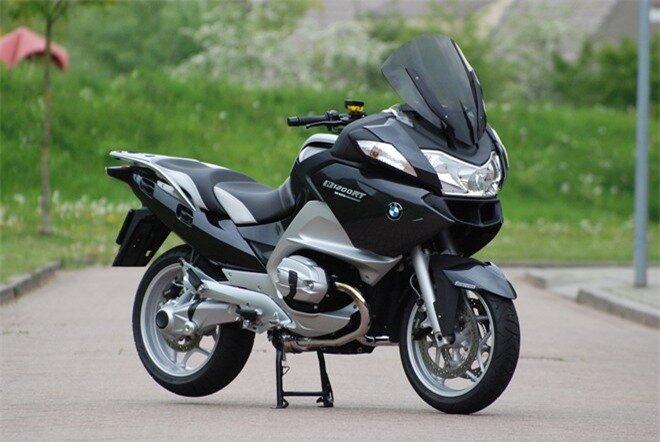 Ra mắt vào năm 2005, BMW R1200RT là sự thay thế cho R1150RT trước đó.  Cung cấp sức mạnh cho xe là khối động cơ 1.170 cc, công suất 109 mã lực tại 7.750 vòng / phút và mô-men xoắn cực đại 120 Nm tại 6.000 vòng / phút, làm mát bằng dung dịch.  Mẫu xe du lịch này có thể vận hành ở tốc độ khoảng 224 km / h mà không gặp khó khăn. 