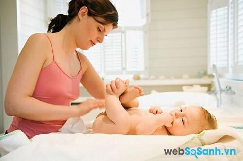 Bé chỉ nên dùng khăn giấy ướt không có mùi