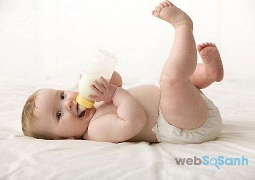 Có nên cho bé bú sữa công thức ban đêm để ngủ ngon hơn?