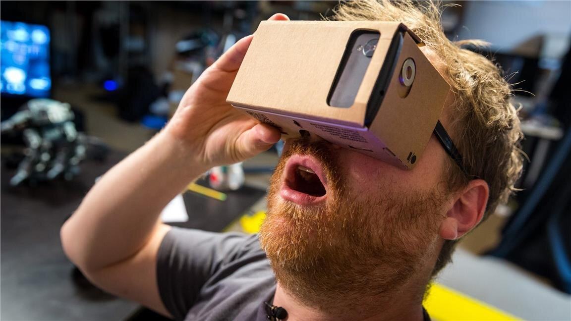 Kính VR của Google Cardboard được lắp ráp dễ dàng từ các bộ phận