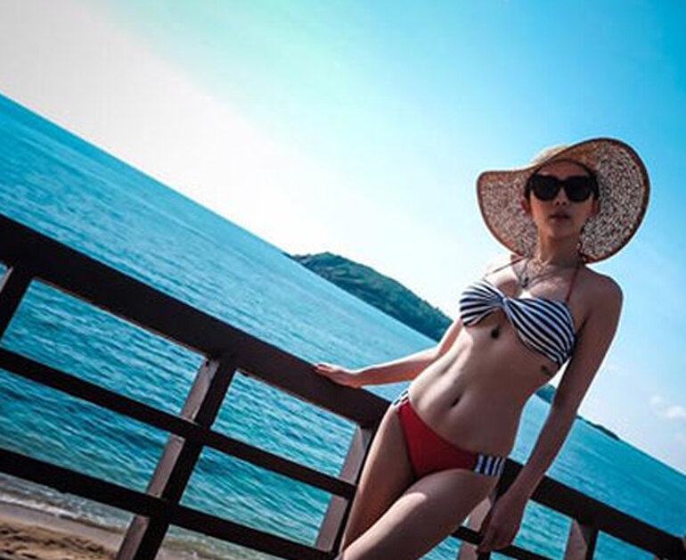 tạo dáng với bikini