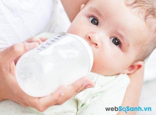 tìm sữa công thức không chứa lactose hoặc sữa tăng cường lactase