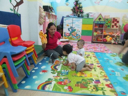 3 giai đoạn giúp trẻ 12 – 24 tháng tuổi phát triển ngôn ngữ theo phương pháp Montessori