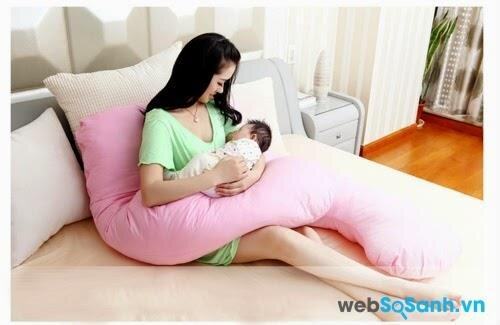 Gối chữ U còn có thể dùng làm đệm đỡ tay khi cho con bú