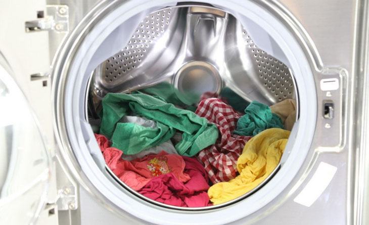 Không lấy quần áo ra khỏi máy sau khi giặt