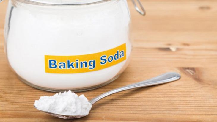 Baking soda (muối nở) hấp thụ ít dầu trên tóc hơn