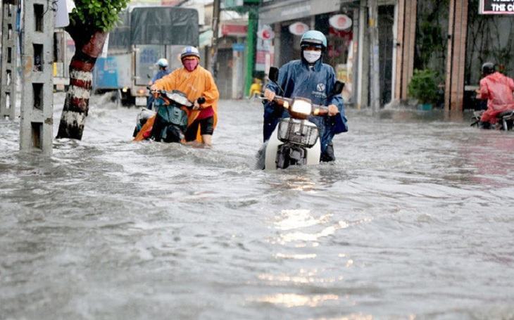 Bí kíp đi xe đường ngập không chết máy? Phải làm gì khi trót phi xe vào chỗ ngập?