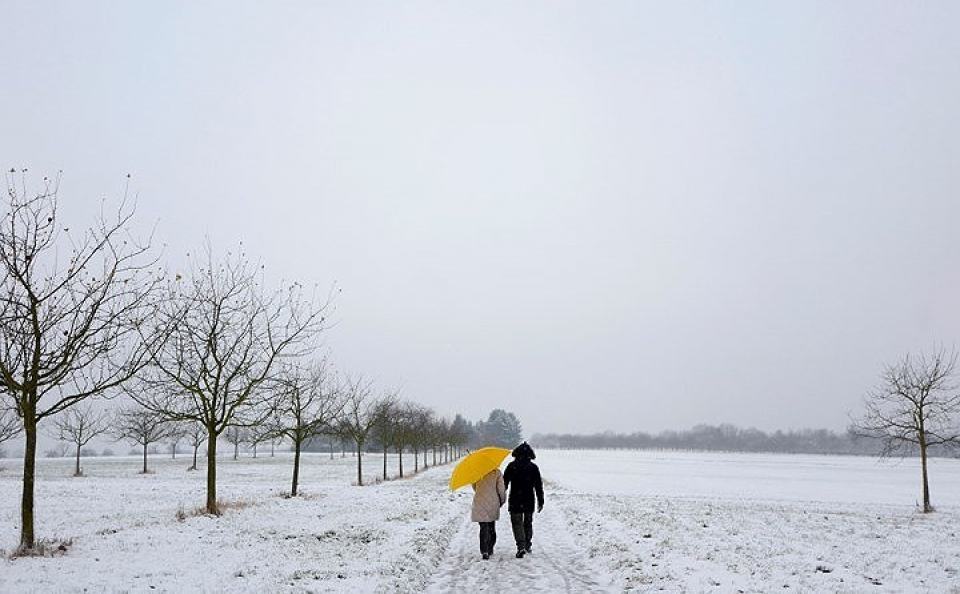     Cặp đôi người Slovenia cùng nhau băng qua cánh đồng tuyết