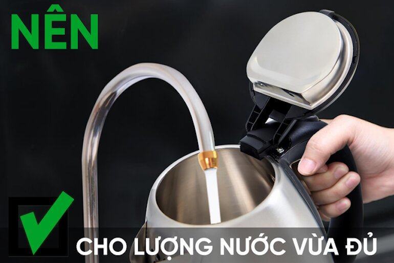 Nên cho lượng nước vừa đủ vào ấm đun nước siêu tốc