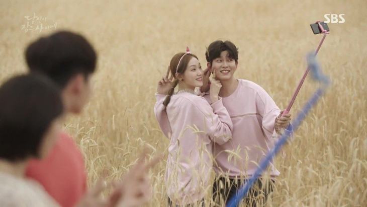     Cặp đôi Lee Sung Kyung và Yoon Kyun Sang trong phim Cô gái ngủ trong rừng