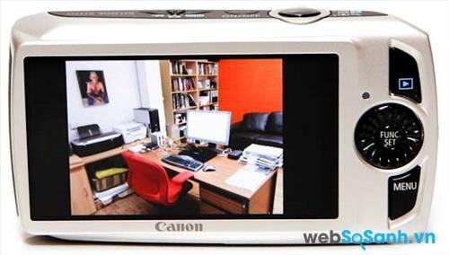 Canon IXUS 300 HS sở hữu màn hình 3 inch với 230 000 chấm