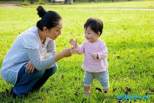 Lựa chọn đồ chơi phù hợp cho trẻ từ 12 – 24 tháng tuổi theo phương pháp giáo dục Montessori