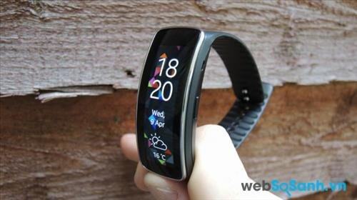 Đánh giá đồng hồ thông minh Samsung Gear Fit: Thiết bị đeo tay giá rẻ trải nghiệm tốt