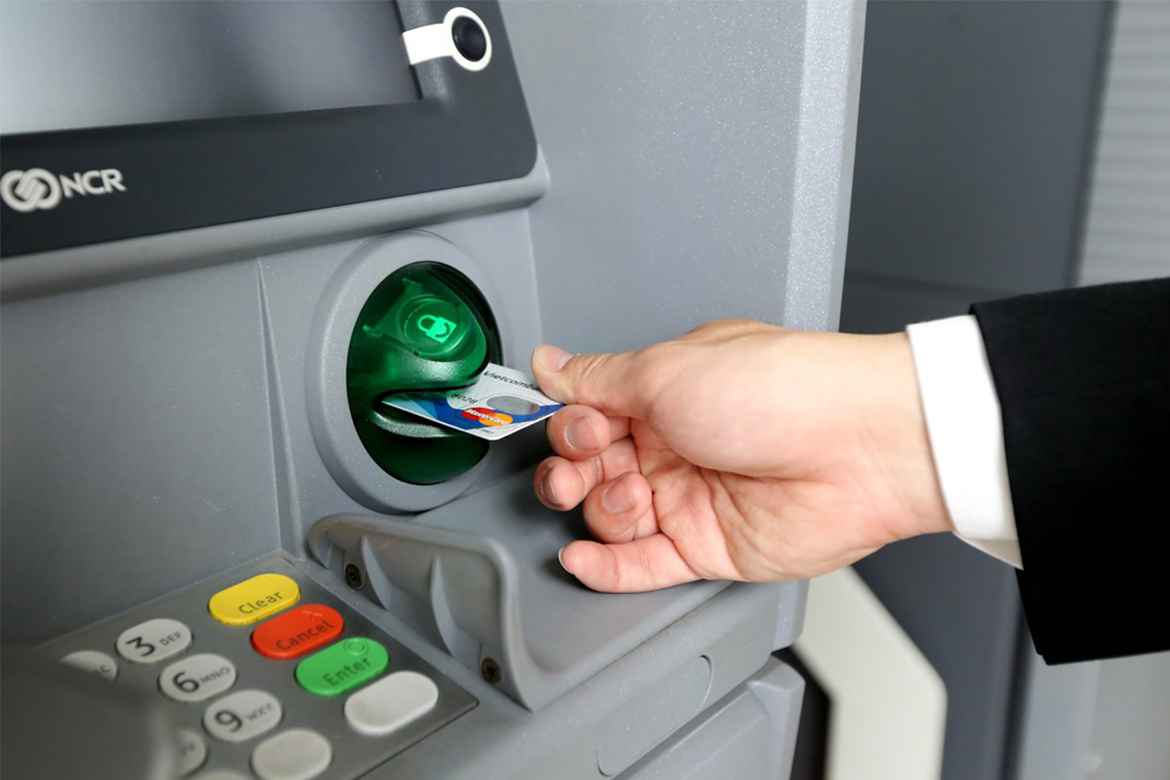 Rút tiền từ máy ATM