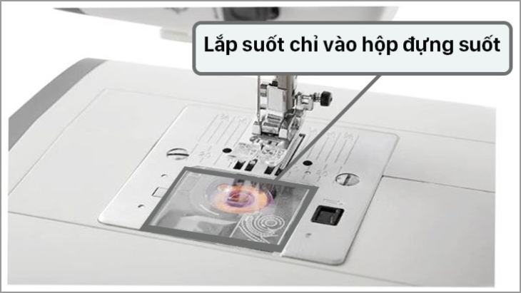 Gắn suốt chỉ vào hộp suốt chỉ