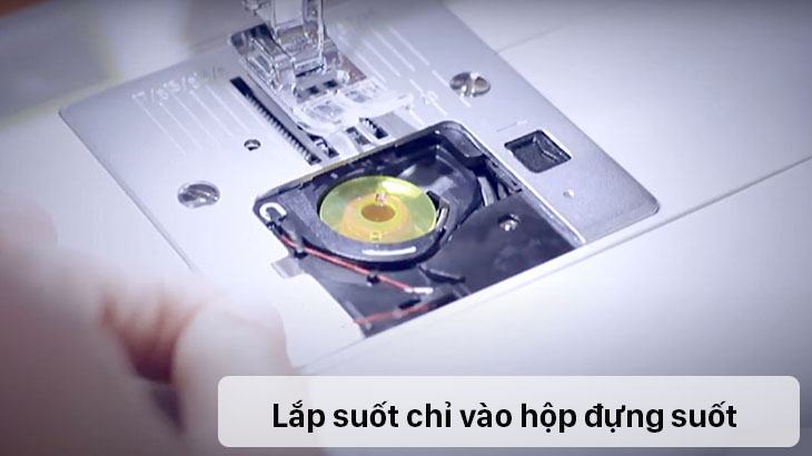 Lắp suốt chỉ vào hộp suốt chỉ