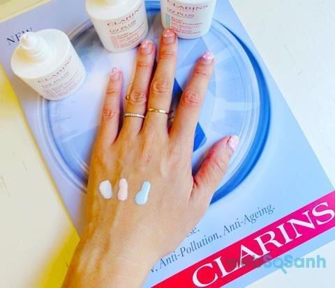 Kết cấu của kem chống nắng Clarins lỏng và nhẹ, không gây bết dính