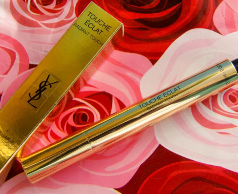 YSL Touche Éclat Face Highlighter Pen - giá khoảng 890.000 đồng