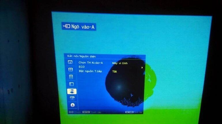 Tại sao máy chiếu bị loang màu? Có cách nào khắc phục không?
