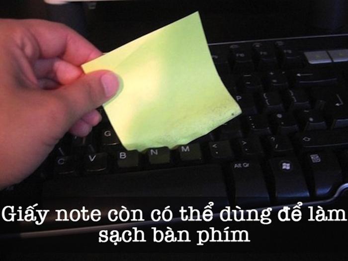 Vệ sinh bàn phím bằng giấy note cực kỳ dễ dàng