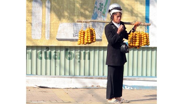 Người bán hàng rong cũng phải đội mũ bảo hiểm