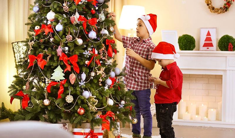 Cách trang trí cây thông Noel với những món đồ lớn