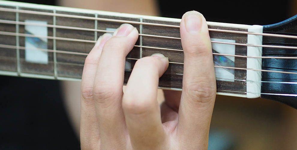 Học chơi guitar cơ bản bằng cách thực hành các hợp âm cơ bản