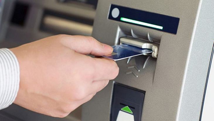 Đặt thẻ của bạn vào máy ATM tại cùng một ngân hàng