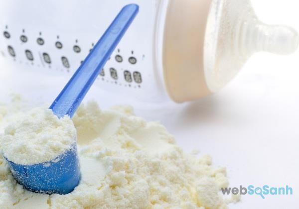 Nên dùng sữa công thức dạng nước hay dạng bột cho bé?