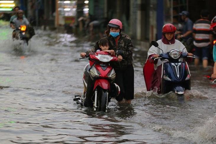 Mưa lớn khiến ô tô chết máy